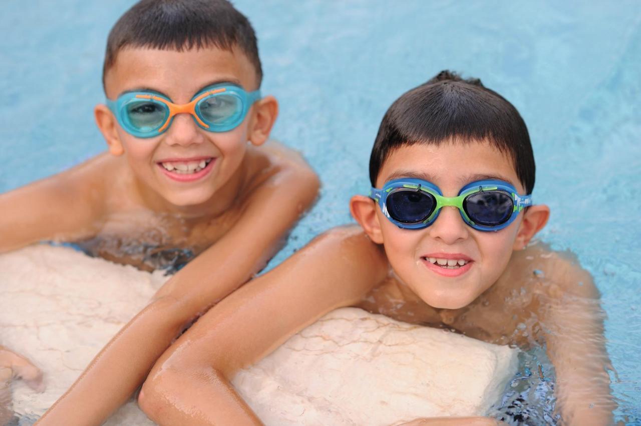 Moevenpick Hotel City Star Jeddah Jidá Exterior foto Swimmers wearing swim goggles
