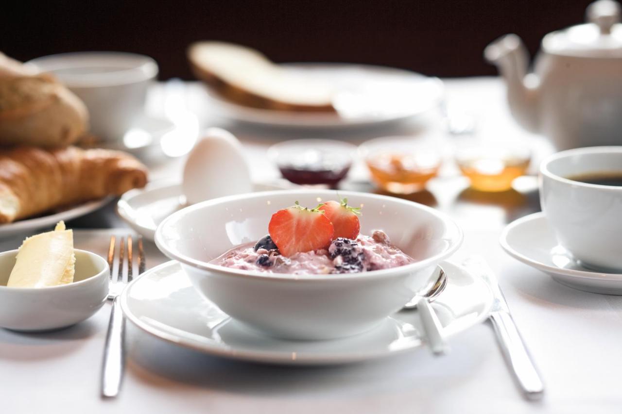Moevenpick Hotel City Star Jeddah Jidá Exterior foto A bowl of muesli with fruit