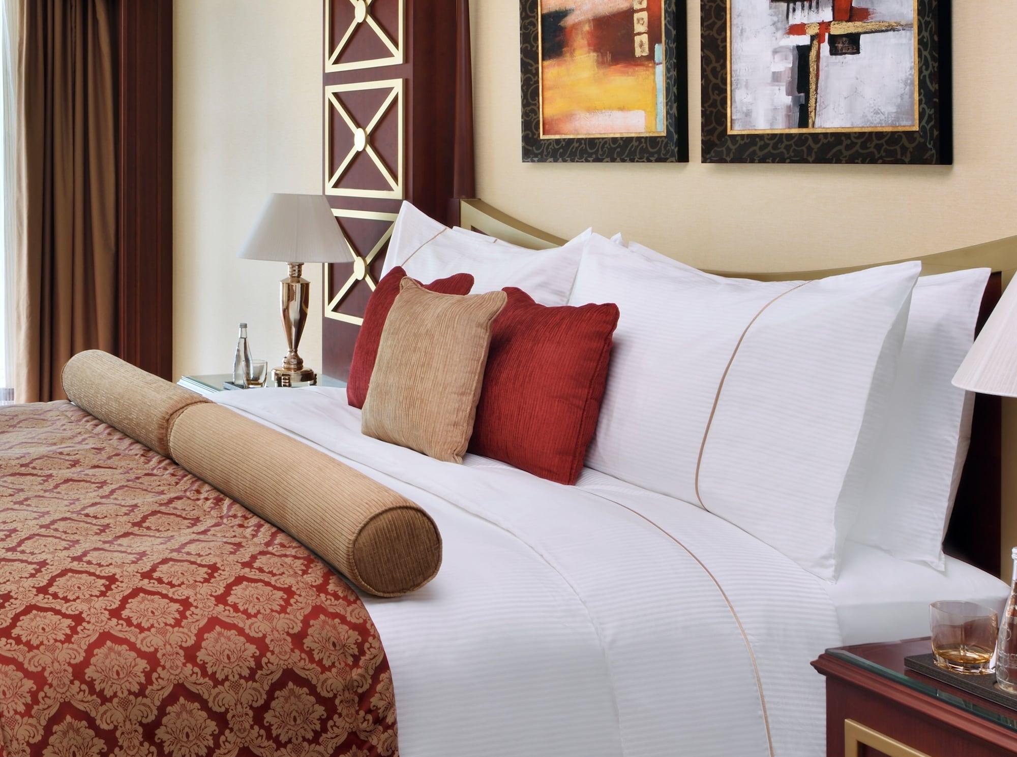 Moevenpick Hotel City Star Jeddah Jidá Exterior foto A bed with cushions