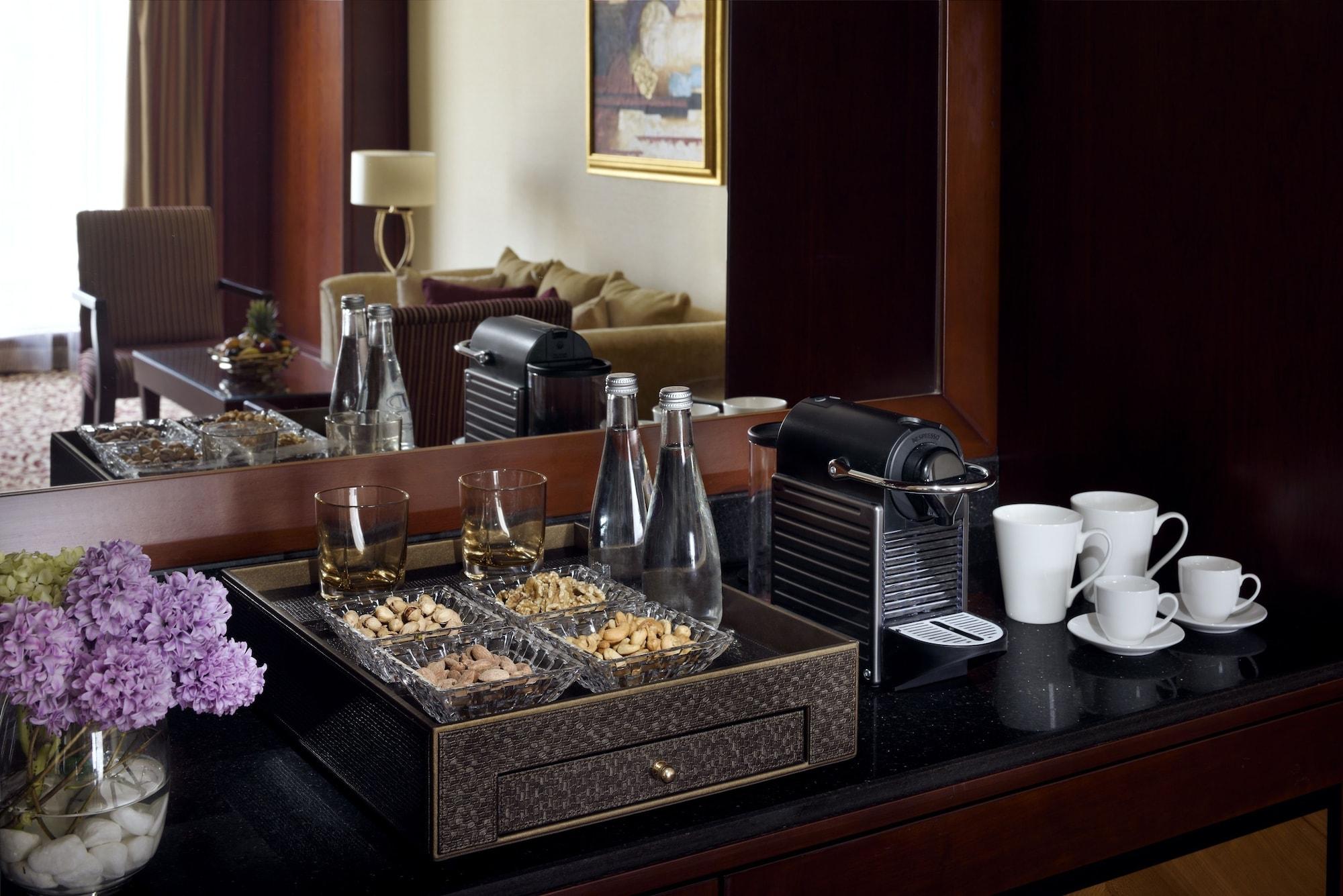Moevenpick Hotel City Star Jeddah Jidá Exterior foto A Nespresso machine in a hotel room