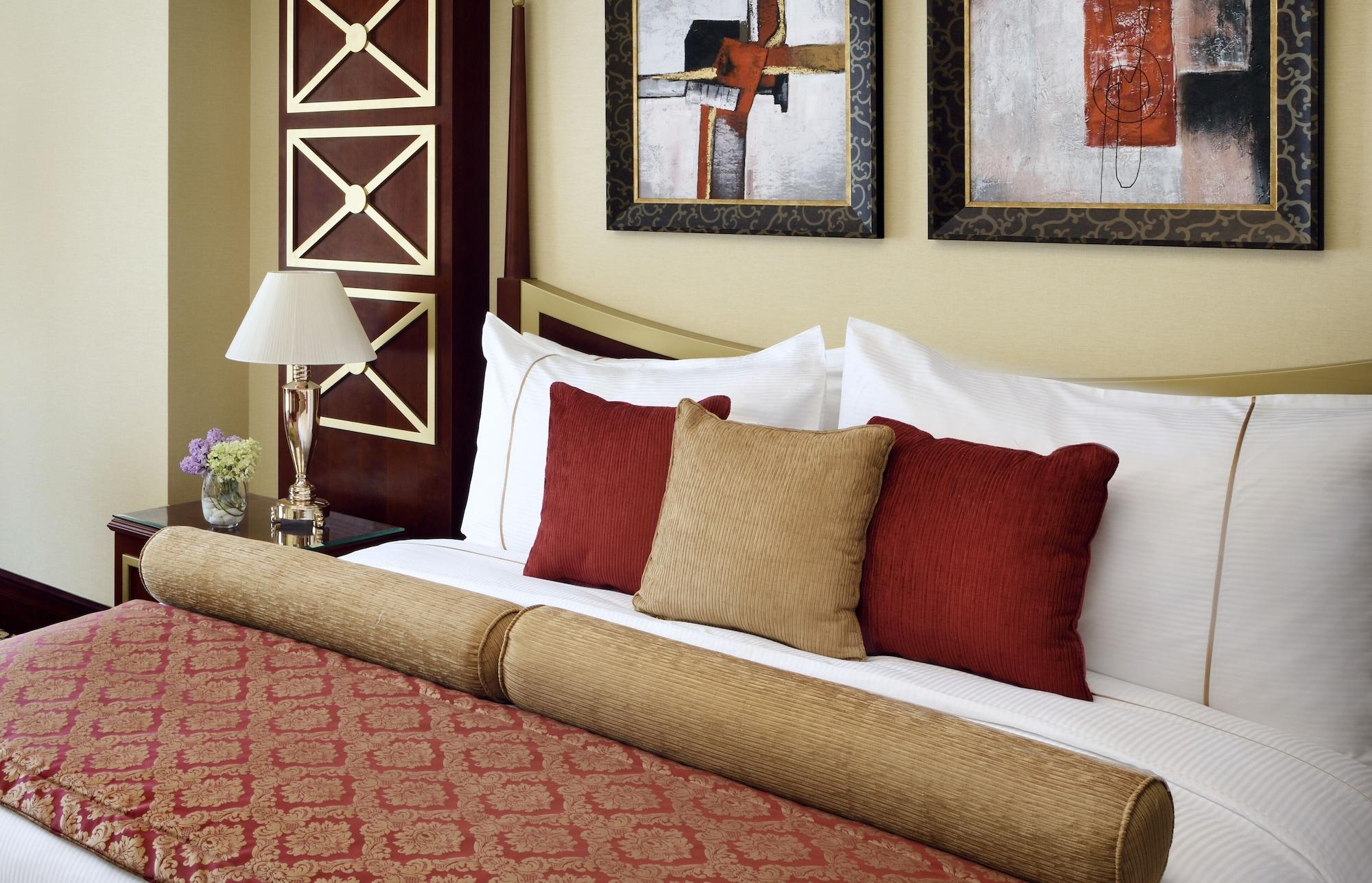 Moevenpick Hotel City Star Jeddah Jidá Exterior foto A bed with cushions